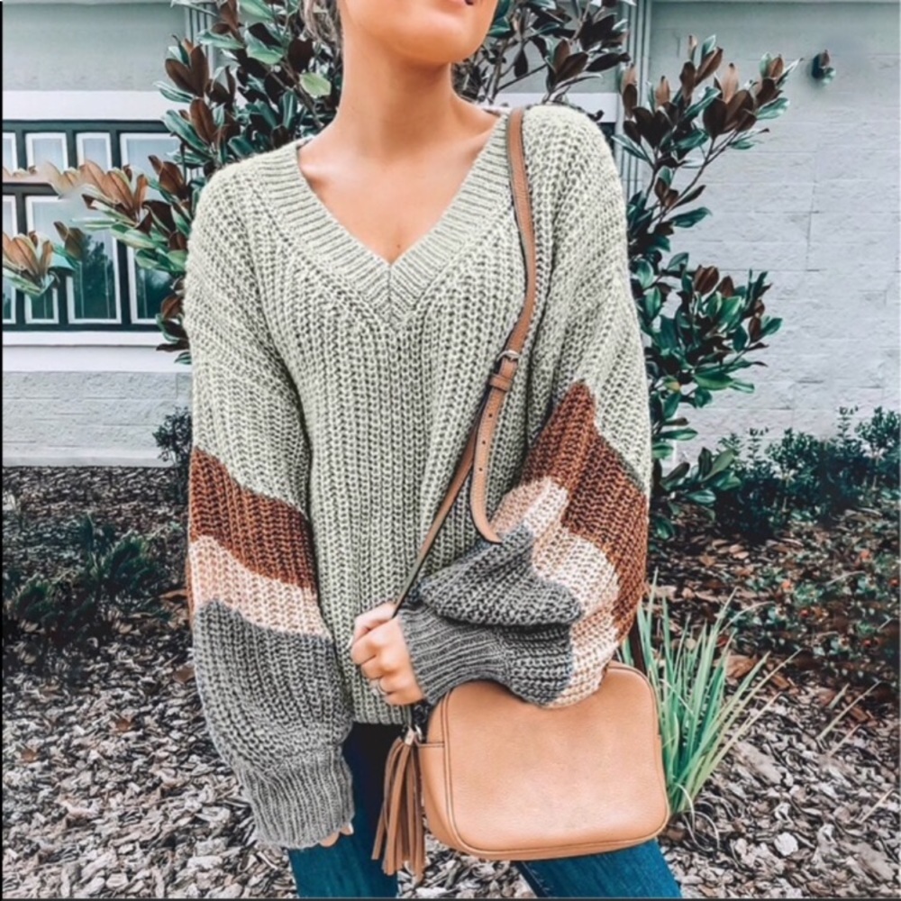 Oversized V neck Sweater - Picture 3 of 5